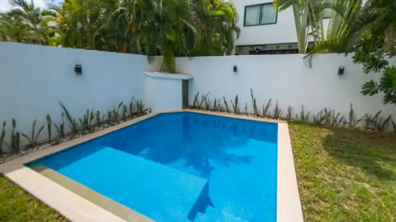 Fotografía 360° real de LUM360: patio y alberca de una casa en Cancún