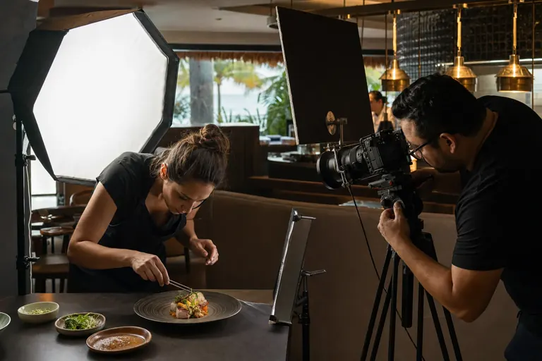 Producción profesional de fotografía gastronómica con iluminación de estudio