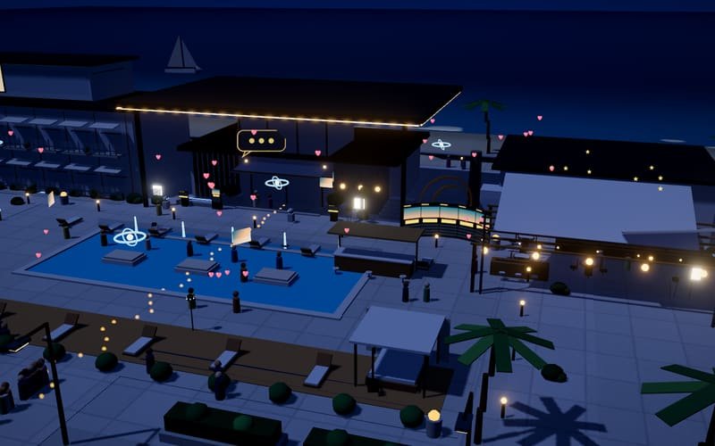 El resort completo de noche, con guirnaldas encendidas y la alberca iluminada